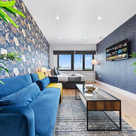 Modern One Bedroom Flat - Sleeps 5 -Near Heathrow - London Ub3 ภายนอก รูปภาพ