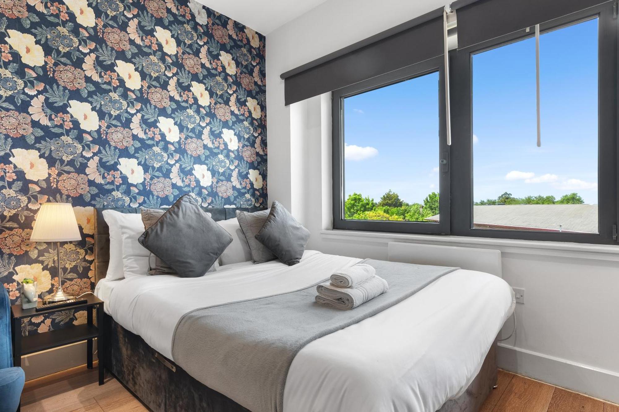 Modern One Bedroom Flat - Sleeps 5 -Near Heathrow - London Ub3 ภายนอก รูปภาพ