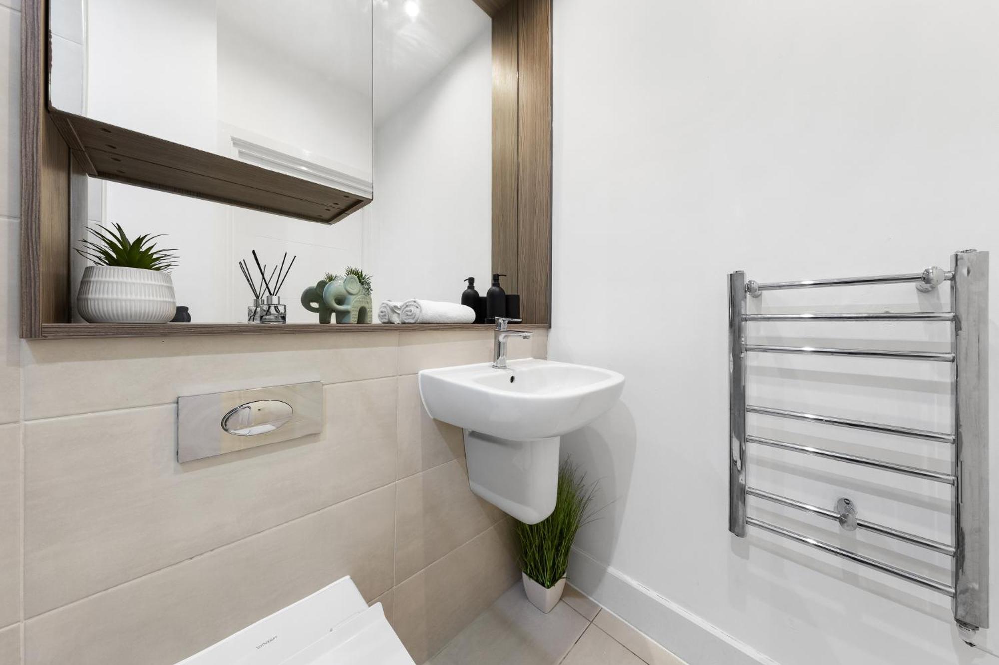 Modern One Bedroom Flat - Sleeps 5 -Near Heathrow - London Ub3 ภายนอก รูปภาพ