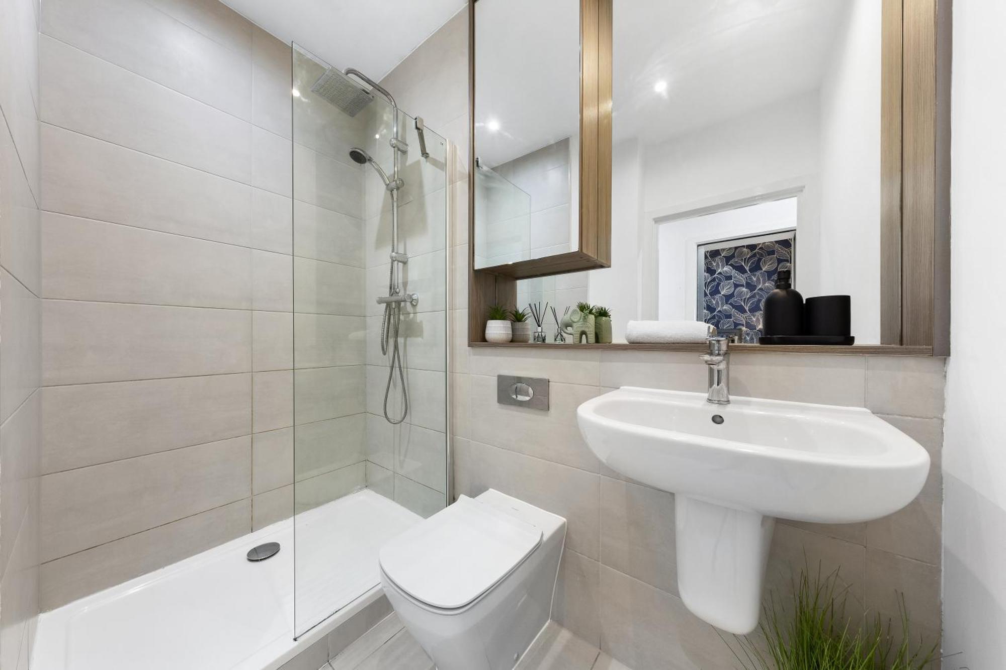 Modern One Bedroom Flat - Sleeps 5 -Near Heathrow - London Ub3 ภายนอก รูปภาพ