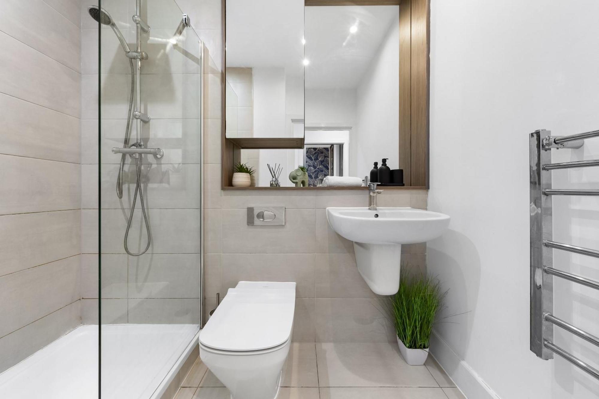 Modern One Bedroom Flat - Sleeps 5 -Near Heathrow - London Ub3 ภายนอก รูปภาพ